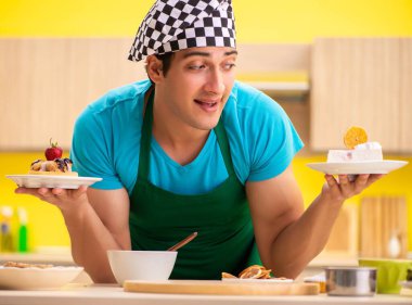 Adam evde pasta hazırlıyor.