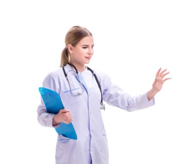 Genç kadın doktor beyaz arka planda izole edilmiş.