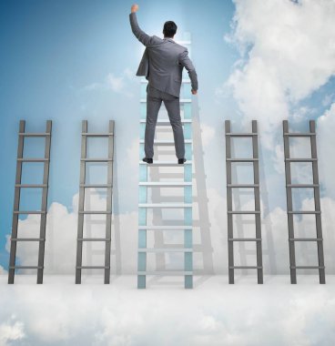 Çeşitli merdivenlerle kariyer gelişimi konsepti