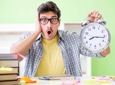 Üniversite sınavlarına hazırlanan öğrenci birçok çelişkili önyargıya sahip