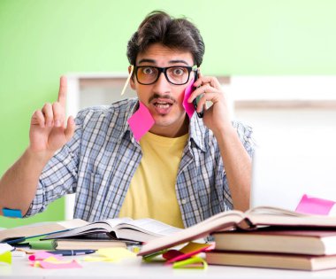 Üniversite sınavlarına hazırlanan öğrenci birçok çelişkili önyargıya sahip