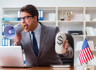 Ofisinde Amerikan bayrağı taşıyan bir iş adamı
