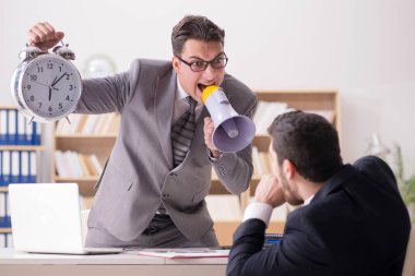 Kızgın patron çalışanına bağırıyor.