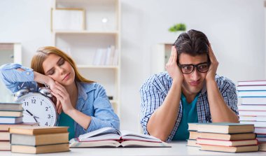 Sınavlara hazırlanmak için iki öğrenci acele ediyor.