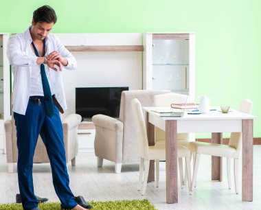 Adam giyinip işe geç kalıyor.