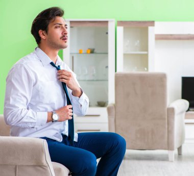 Adam giyinip işe geç kalıyor.