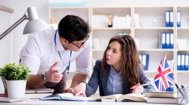 Öğretmen dil eğitiminde öğrenciye açıklama yapıyor