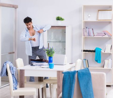 İş adamı gece geç saatte uyuyakaldığı için ofise geç kaldı.