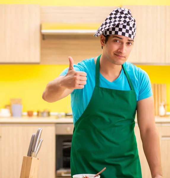 Joven cocinero profesional preparándose en cocina — Foto de Stock