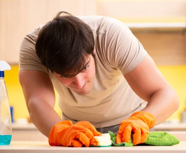 Uomo singolo pulizia cucina a casa — Foto Stock