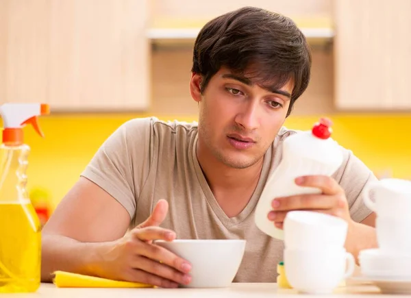 Hombre lavar los platos en casa — Foto de Stock