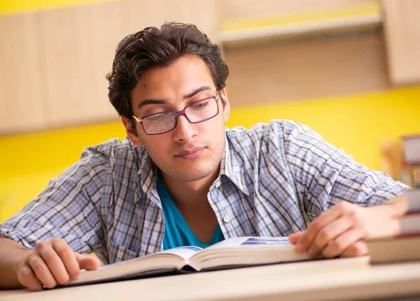 Estudiante preparándose para el examen sentado en la cocina — Foto de Stock