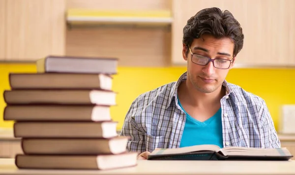 Student bereitet sich auf Prüfung in der Küche vor — Stockfoto