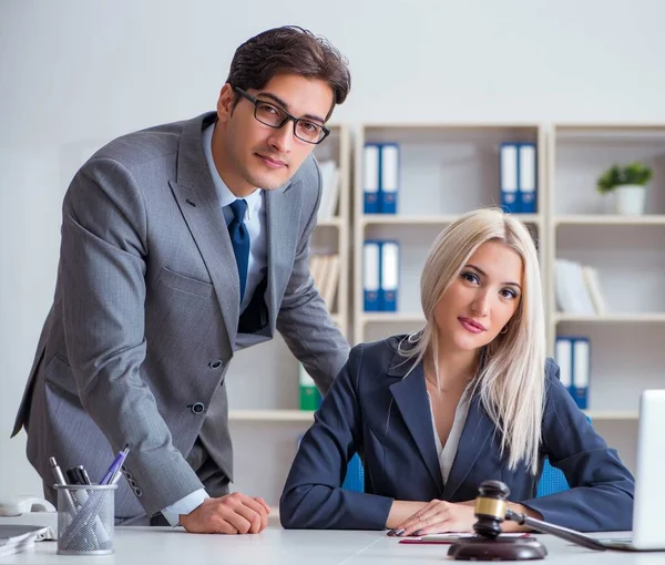 Abogado discutiendo caso legal con cliente — Foto de Stock