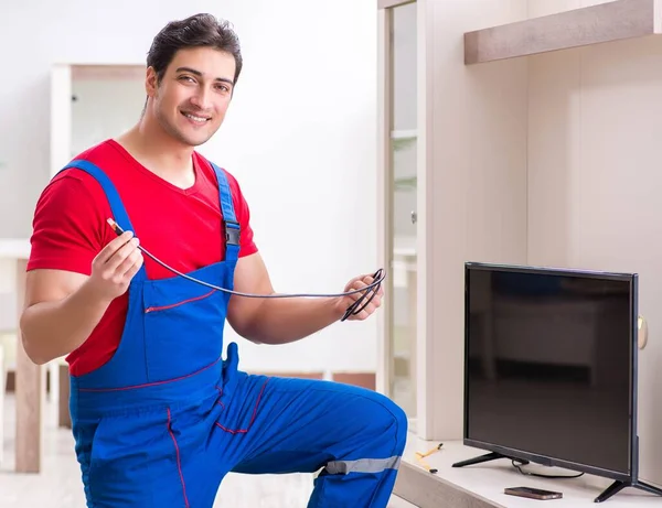 Professionele reparateur repareert kapotte tv — Stockfoto