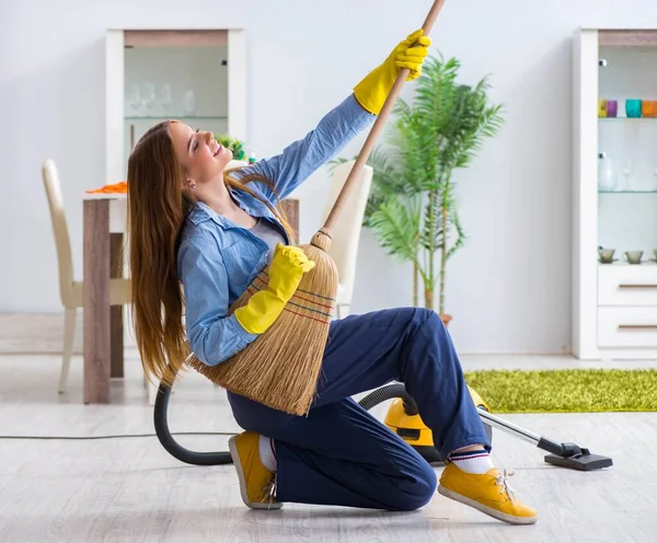 Jonge vrouw schoonmaken vloer thuis doen klusjes — Stockfoto