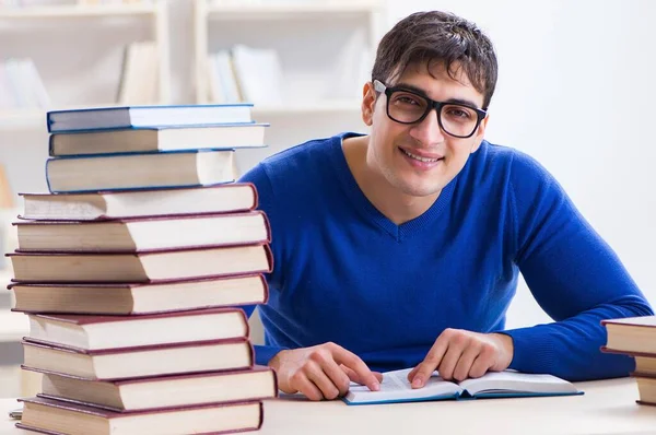 Estudiante masculino preparándose para exámenes en la biblioteca universitaria —  Fotos de Stock