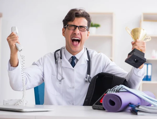 Médico indo ao ginásio durante a pausa para almoço — Fotografia de Stock