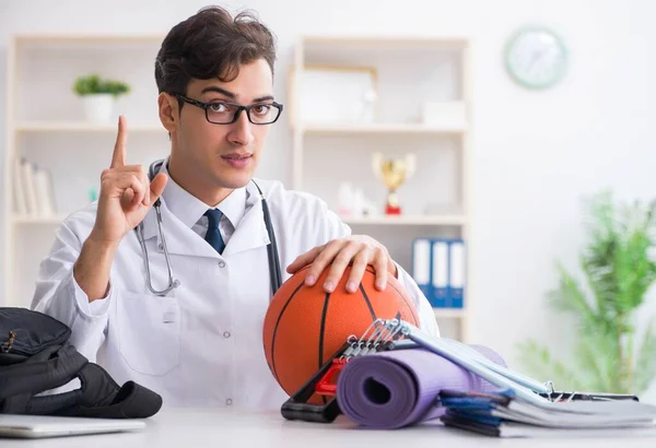 Doktor öğle arasında spora gidiyor. — Stok fotoğraf