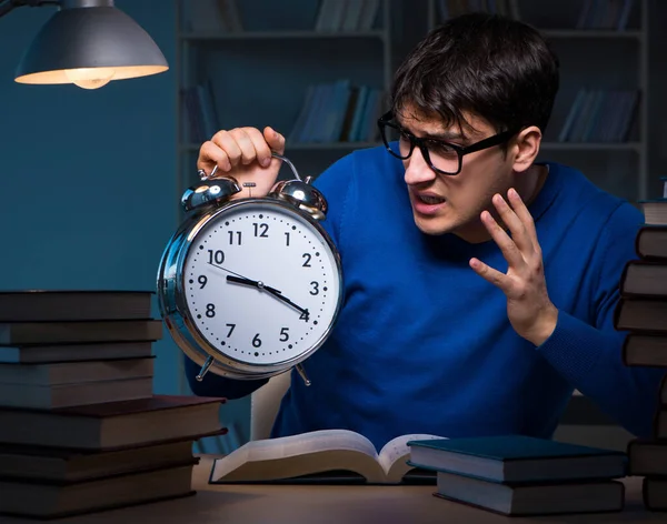 Student bereitet sich spät in der Nacht in Bibliothek auf Prüfungen vor — Stockfoto