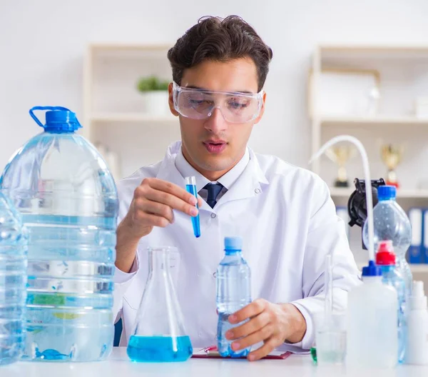 Asistente de laboratorio probando calidad del agua —  Fotos de Stock