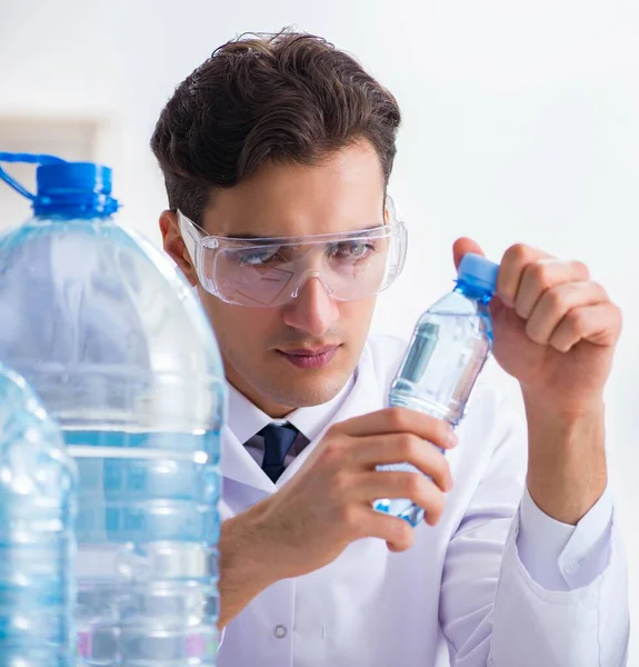 Assistente di laboratorio testare la qualità dell'acqua — Foto Stock