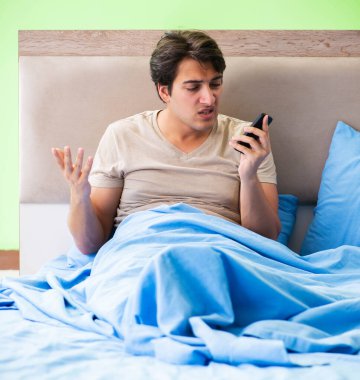 Uykusuzluk çeken bir adam.