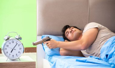 Uykusuzluk çeken bir adam.