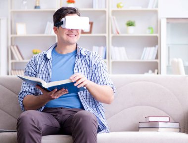 Evde sanal gerçeklik gözlükleriyle serbest çalışan bir öğrenci.