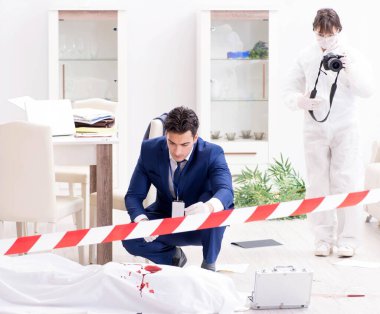 Adli tıp dedektifi suç mahallinde.