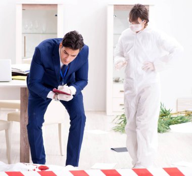 Adli tıp dedektifi suç mahallinde.