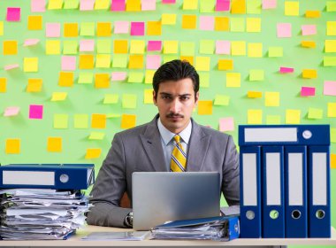 İş adamı önceliklerinde sorun yaşıyor.