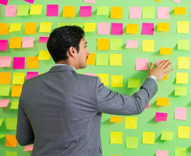 Birçok iş önceliği olan bir iş adamı.