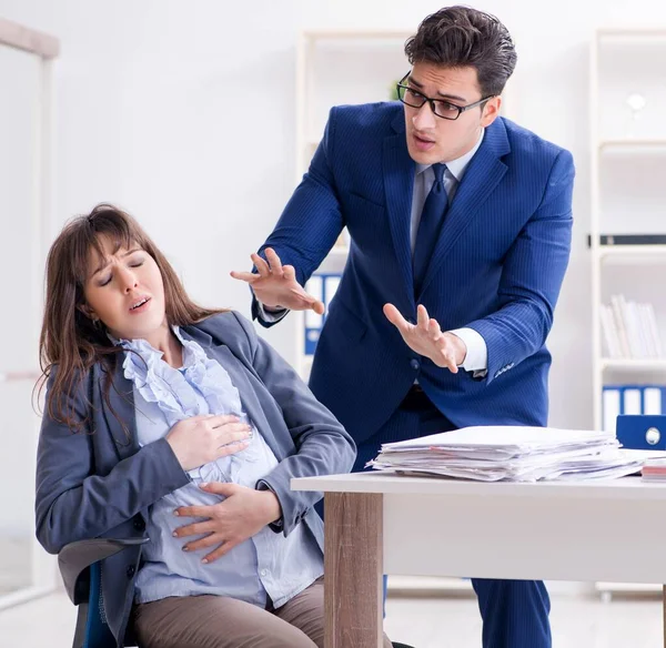Беременная женщина борется в офисе и получить коллегу он — стоковое фото