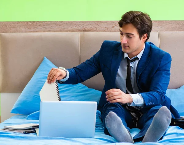 Otel odasında çalışan bir iş adamı.