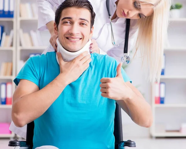 Disabili uomo sulla sedia a rotelle visita medico donna — Foto Stock