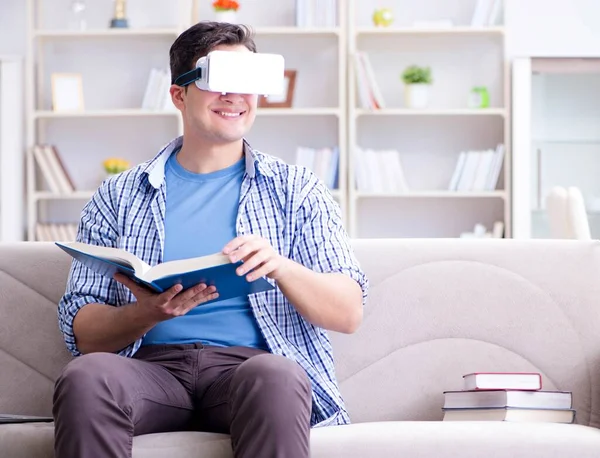 Evde sanal gerçeklik gözlükleriyle serbest çalışan bir öğrenci.