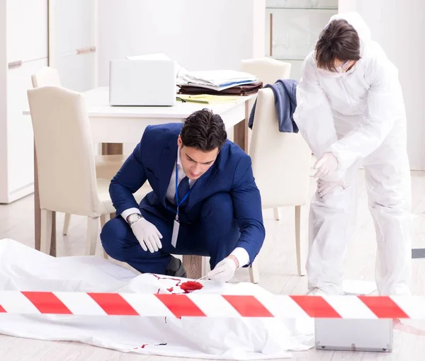 Adli tıp dedektifi suç mahallinde.