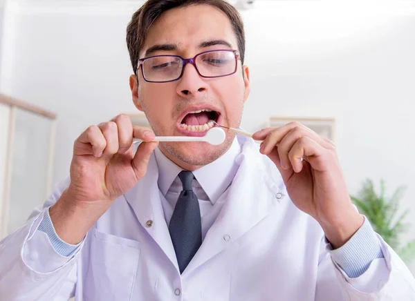 Dentysta w koncepcji medycznej w szpitalu — Zdjęcie stockowe