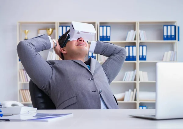 Zakenman met virtual reality bril in moderne technologie co — Stockfoto