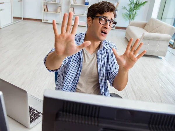 Genç tüccar ekranlarda piyasaları izliyor