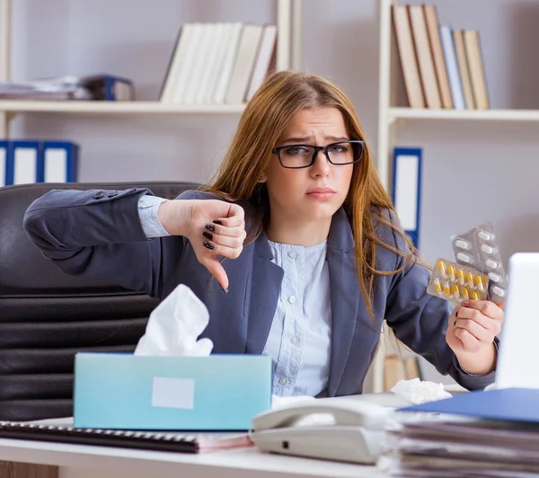 Bizneswoman pracownik chory w biurze — Zdjęcie stockowe