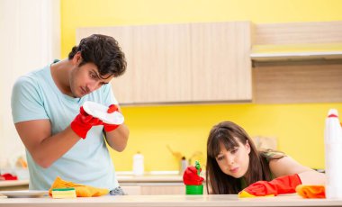 Mutfakta çalışan genç çift.