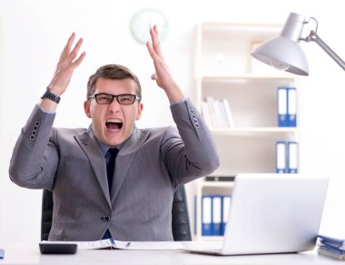 Masada çalışan yakışıklı bir işadamı.