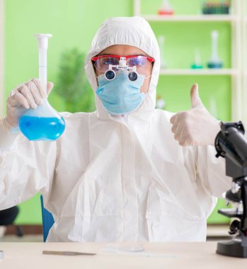 Laboratuvarda yeni bir deney üzerinde çalışan kimyager.