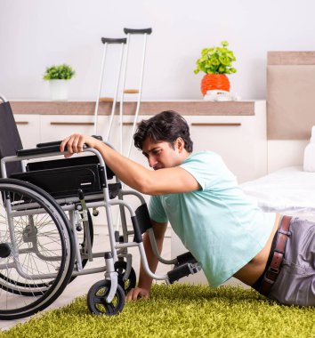 Genç yakışıklı engelli adam evde iyileşiyor.