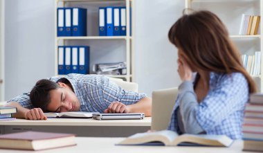 Sınıfta oturan ve okuyan öğrenciler