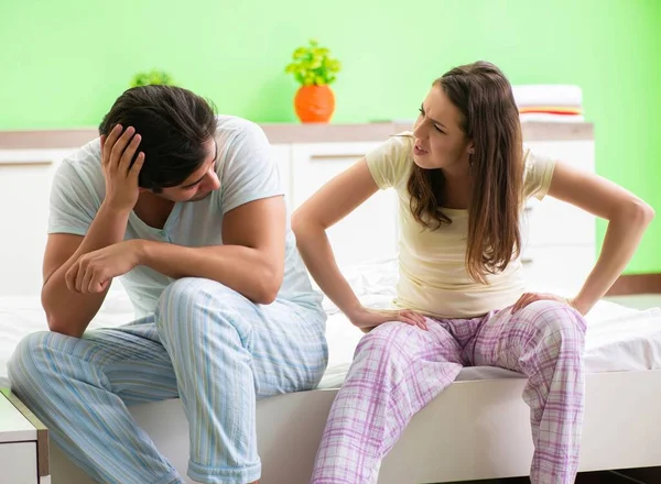 Frau und Mann bei Streit im Schlafzimmer — Stockfoto