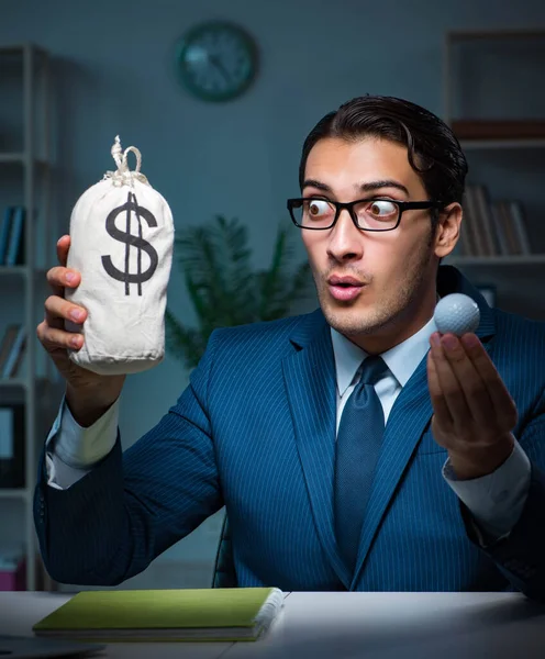 Junger Mitarbeiter mit Golfball im Büro — Stockfoto