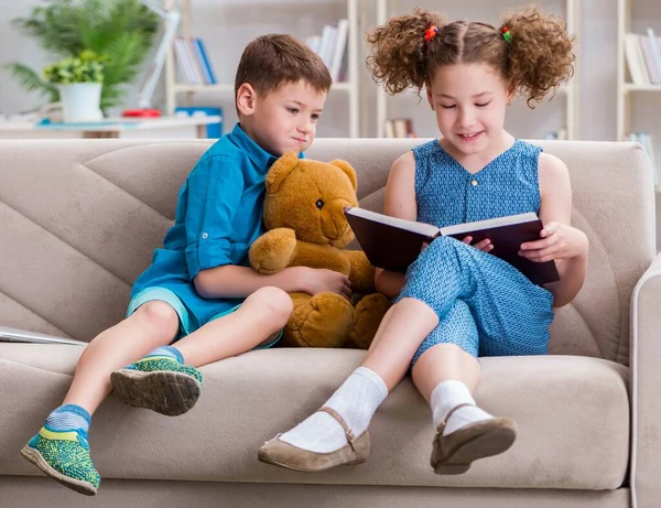 Duas crianças lendo livros em casa — Fotografia de Stock